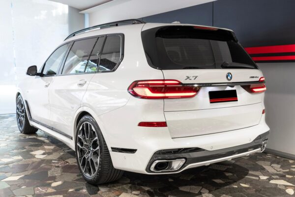 2023 BMW X7 - Image 3