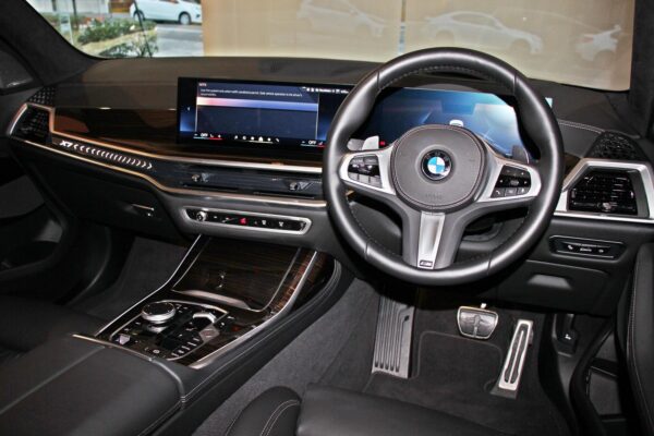 2023 BMW X7 - Image 7